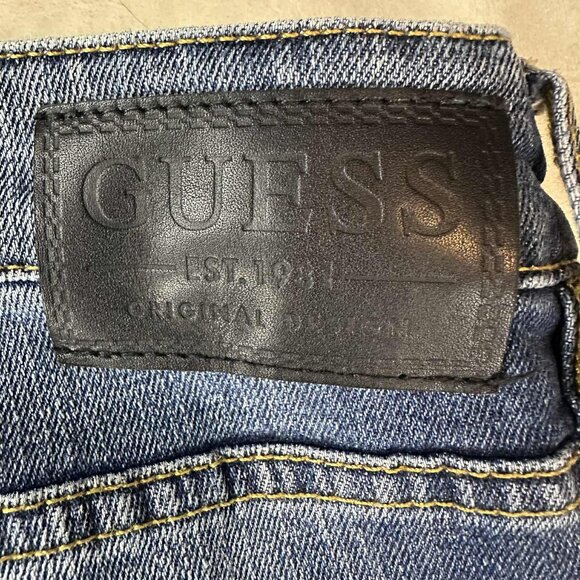 GUESS Slim Tapered Distressed Jeans β Dark Wash Denim size 32 waist - Picture 8 of 13